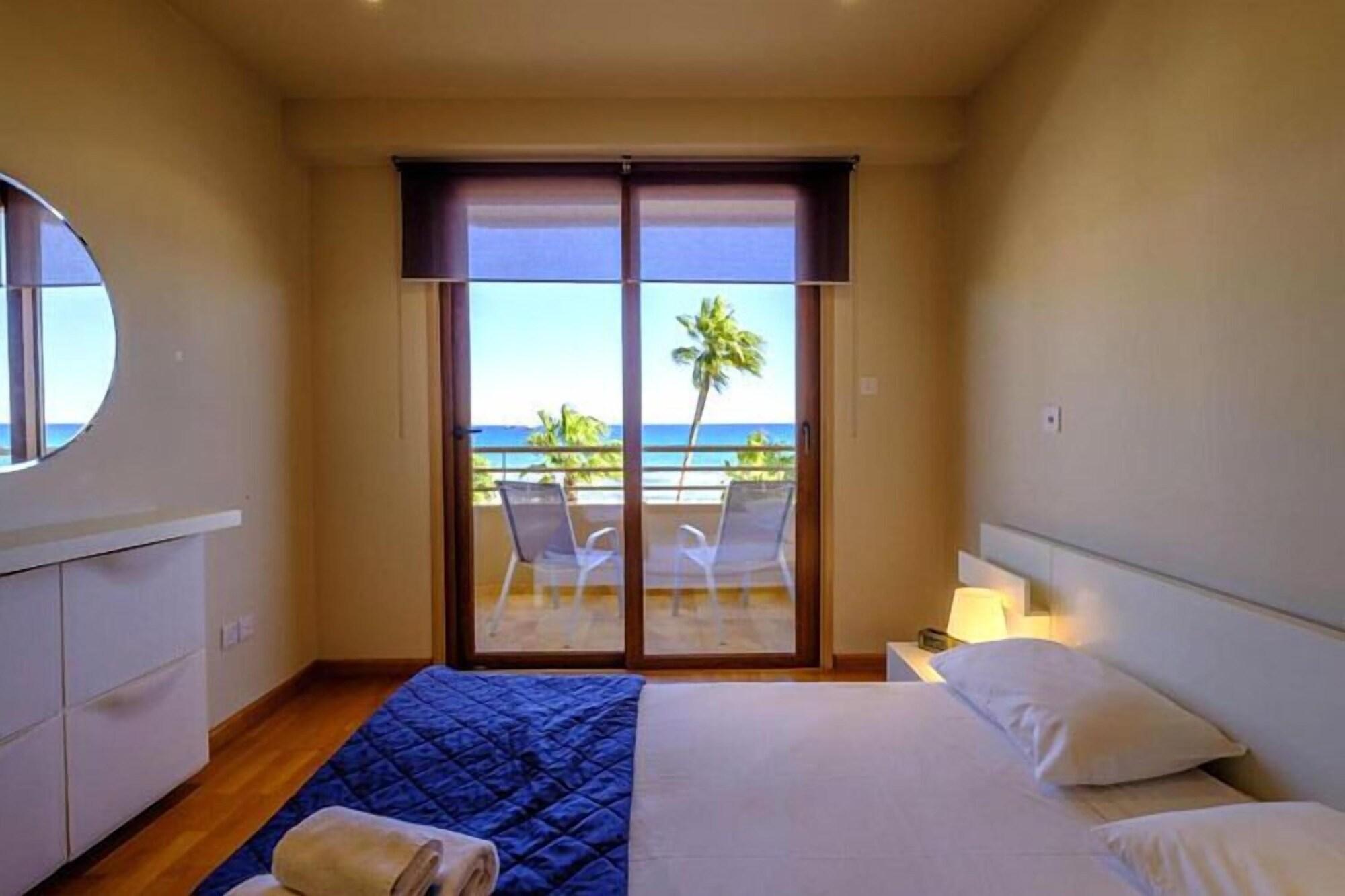 Les Palmiers Beach Boutique Hotel & Luxury Apartments Larnaca Bagian luar foto